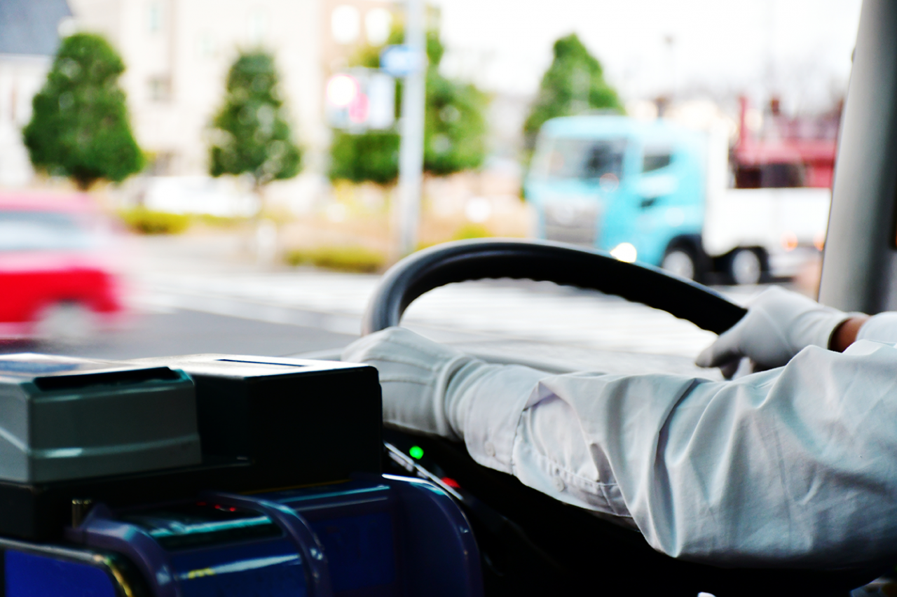 バス運転席・運転士とハンドル